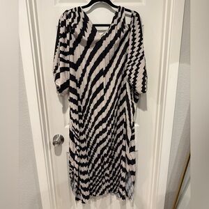 Black and White Zigzag Pleated Midi Dress